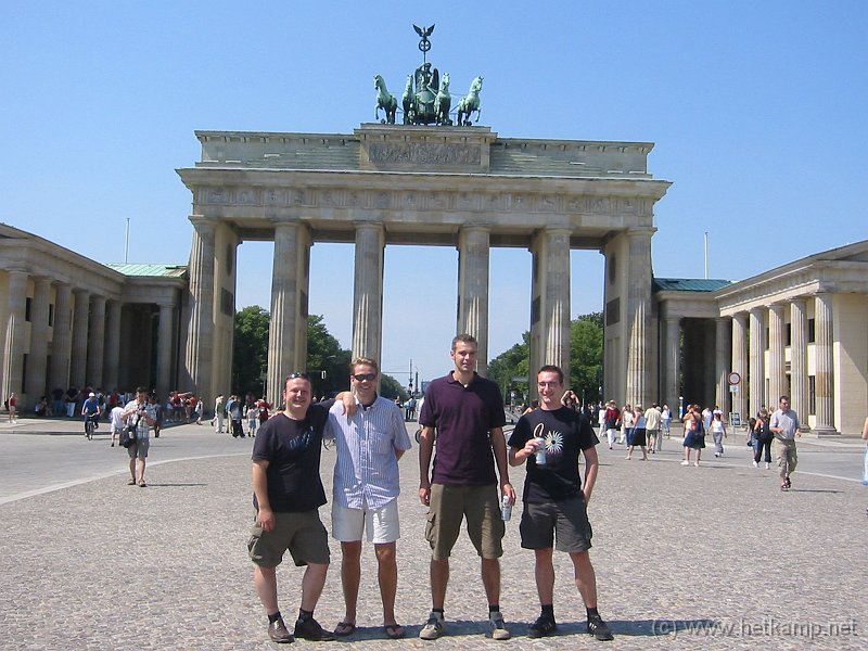 007a_4_coole_typen.jpg - 4 coole Typen vor dem Brandenburger Tor